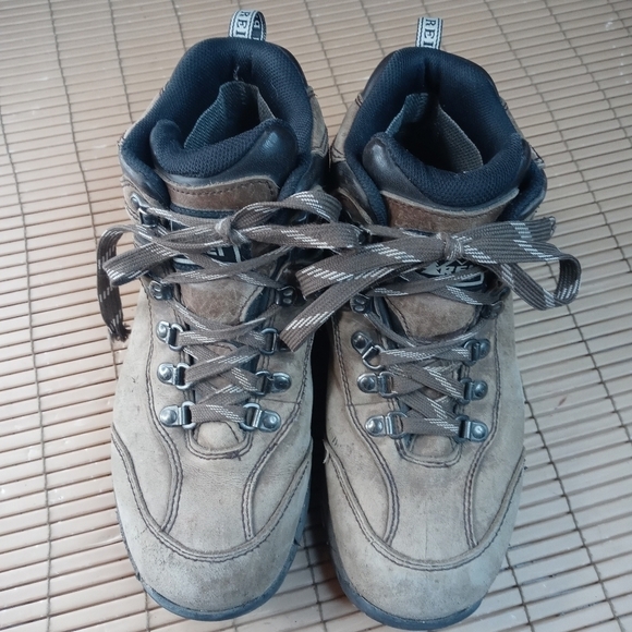 REI 7909 women's sz 10. Waterproof insulated leather hiking boots. Vibram sole. - Picture 3 of 11